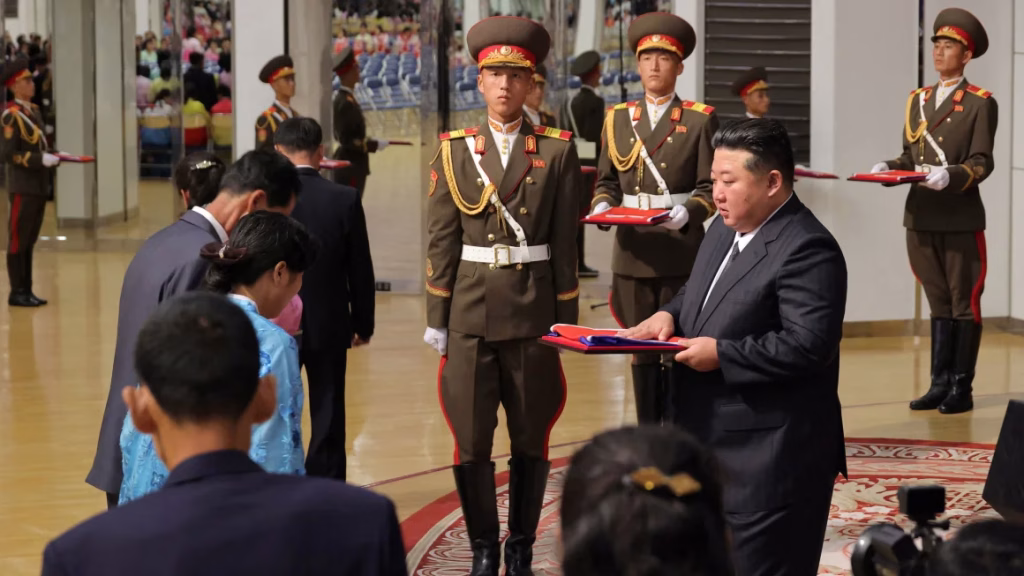 Kim Jong-un promete “una vida hermosa” a familias de soldados norcoreanos muertos en la guerra de Ucrania