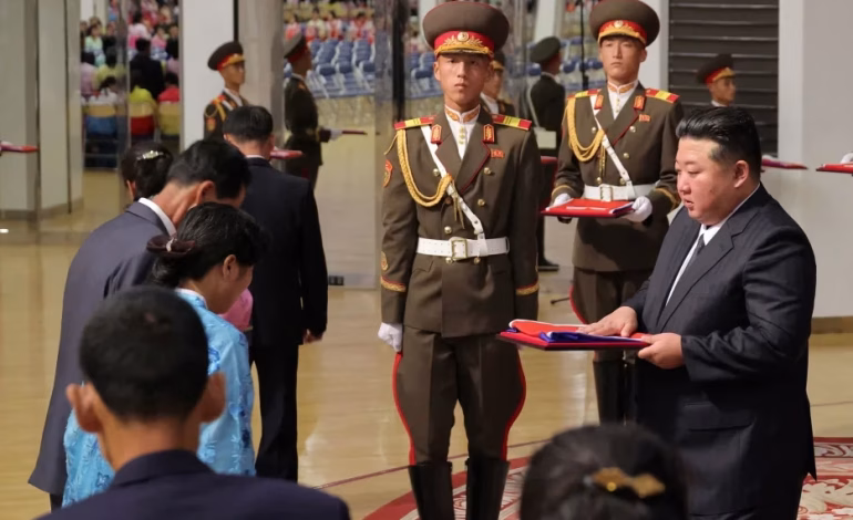 Kim Jong-un promete “una vida hermosa” a familias de soldados norcoreanos muertos en la guerra de Ucrania
