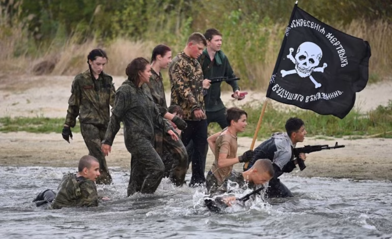 Niños rusos entrenan en tácticas militares desde los 8 años en la región de Rostov