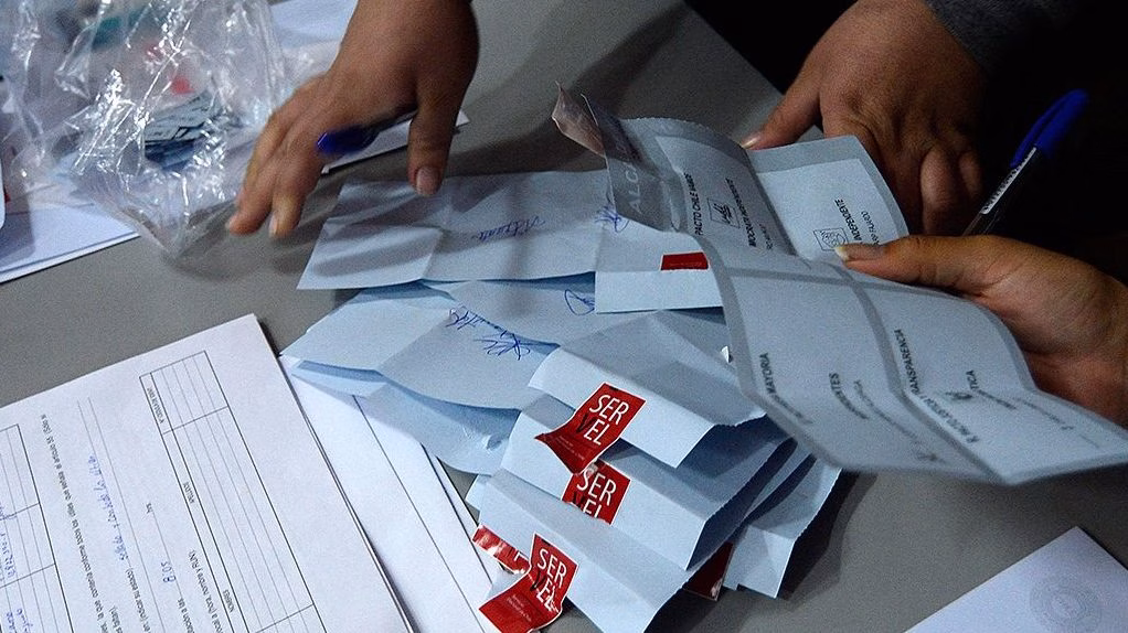 Oyarzo impulsa cambio a ley de voto obligatorio en Chile: exigirán cédula vigente a extranjeros para sufragar