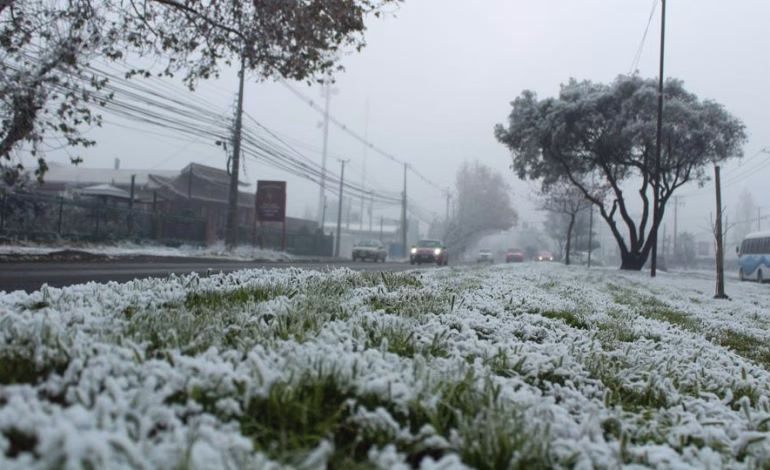 Pronostican nevadas en Santiago: estas comunas podrían registrar caída de nieve esta semana