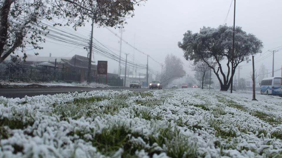 Pronostican nevadas en Santiago: estas comunas podrían registrar caída de nieve esta semana