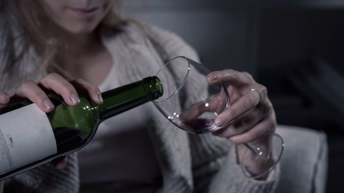 Beber alcohol antes de dormir afecta tu descanso más de lo que crees, según la ciencia