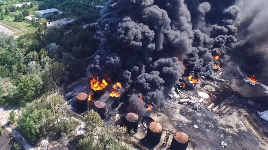 Rusia restringe el combustible tras ataques ucranianos a refinerías: crecen la escasez y los precios