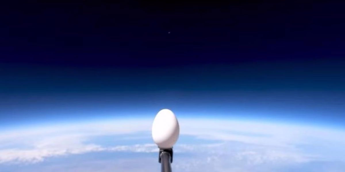 Un huevo lanzado desde el espacio aterriza intacto: el sorprendente logro de Mark Rober