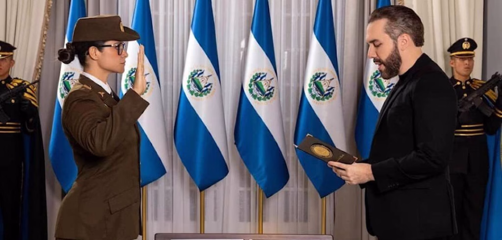 El Salvador ordena control de peinados y uniformes en colegios bajo nueva ministra militar
