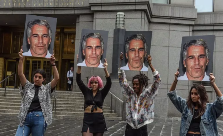 Víctimas de Jeffrey Epstein anuncian que elaborarán su propia lista de clientes