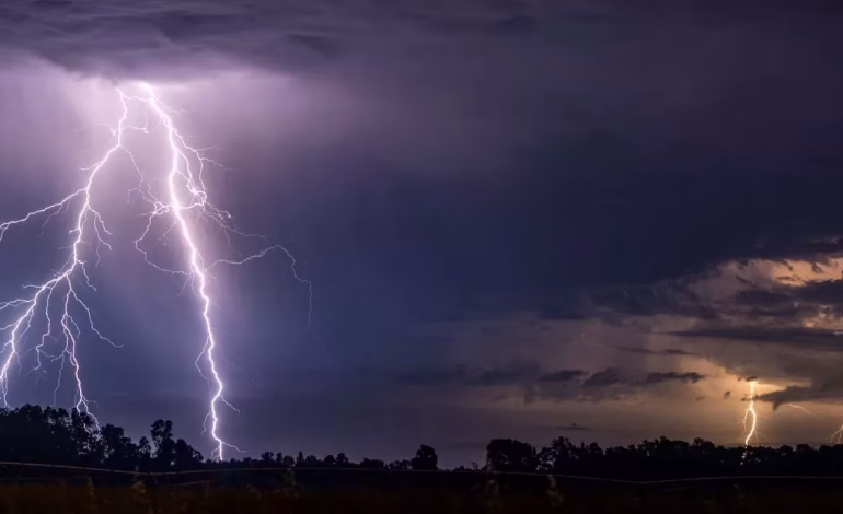 Aviso Meteorológico: Tormentas eléctricas en 4 regiones y nubes tornádicas en 3 provincias de Chile