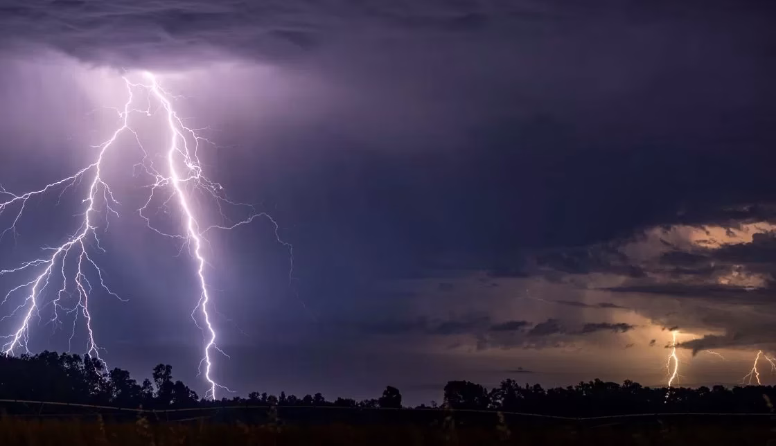 Aviso Meteorológico: Tormentas eléctricas en 4 regiones y nubes tornádicas en 3 provincias de Chile
