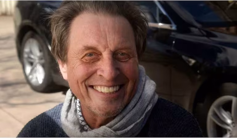 Errol Musk, padre de Elon Musk, enfrenta graves acusaciones de abuso sexual infantil contra varios hijos e hijastros, según documentos y testimonios. Las investigaciones no han concluido con condenas.