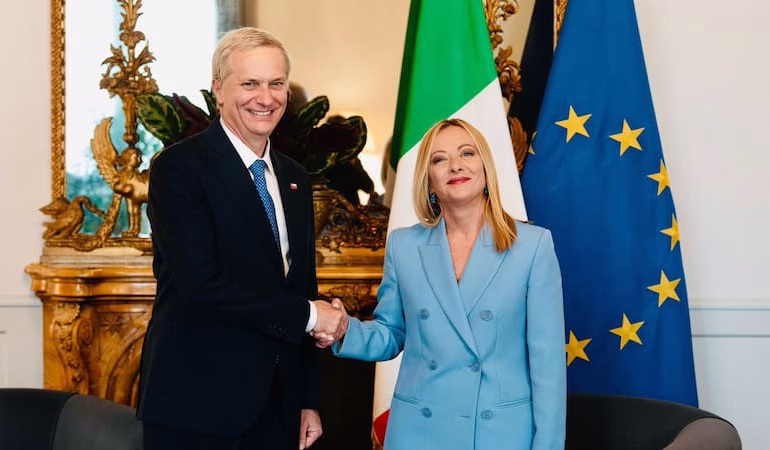 La primera ministra italiana Giorgia Meloni decretó un estado de emergencia nacional para frenar la inmigración ilegal, con acuerdos internacionales y centros de detención en Albania. El modelo inspira al candidato chileno José Antonio Kast.