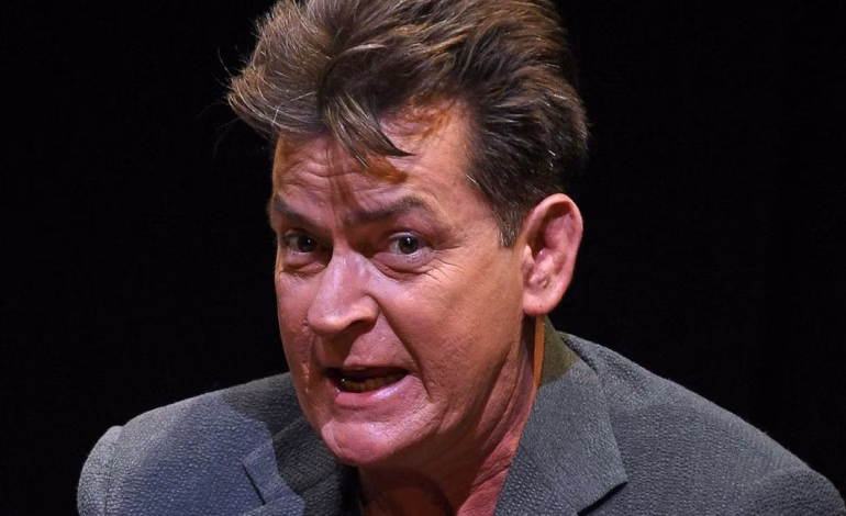 Charlie Sheen revela sus experiencias sexuales con hombres y lo vincula a su etapa de adicciones