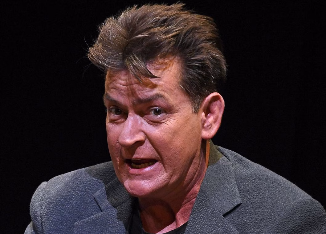 Charlie Sheen revela sus experiencias sexuales con hombres y lo vincula a su etapa de adicciones