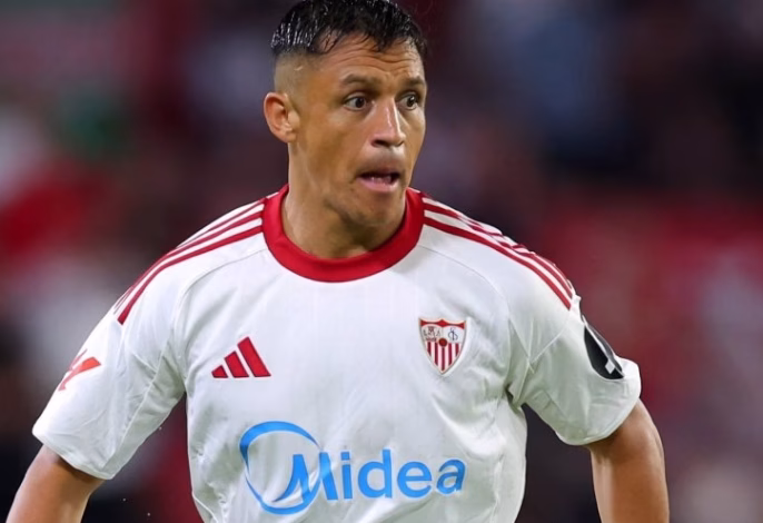 Sevilla, con Gabriel Suazo como titular y Alexis Sánchez como suplente, perdió 2-1 ante Villarreal en un partido intenso donde terminó con diez hombres por lesión. El Submarino Amarillo dominó en momentos clave y logró la victoria.