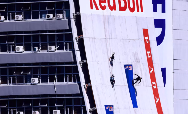 Sandro Dias, el skater brasileño, logró récord Guinness al descender 75 metros desde el Centro Administrativo Fernando Ferrari y alcanzar más de 130 km/h en skate, marcando un hito mundial.
