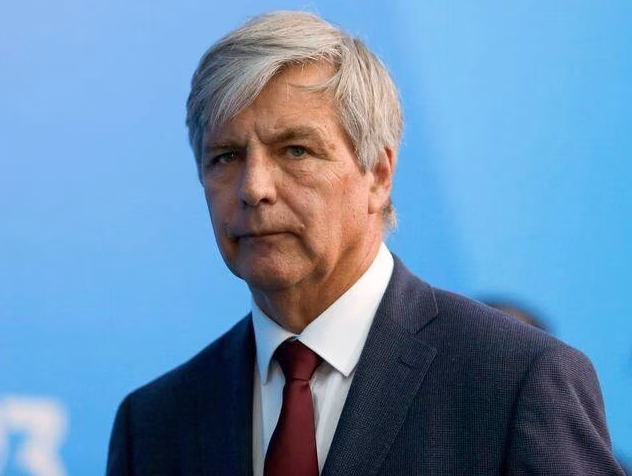 Mayne-Nicholls defiende trato humanitario hacia migrantes y critica los extremos políticos