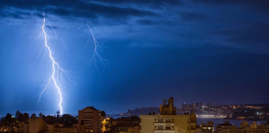 Tormentas eléctricas y lluvias en la zona central: así estará el clima este fin de semana en la Región Metropolitana
