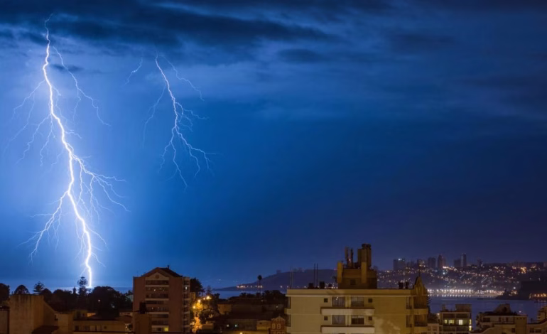 Tormentas eléctricas y lluvias en la zona central: así estará el clima este fin de semana en la Región Metropolitana