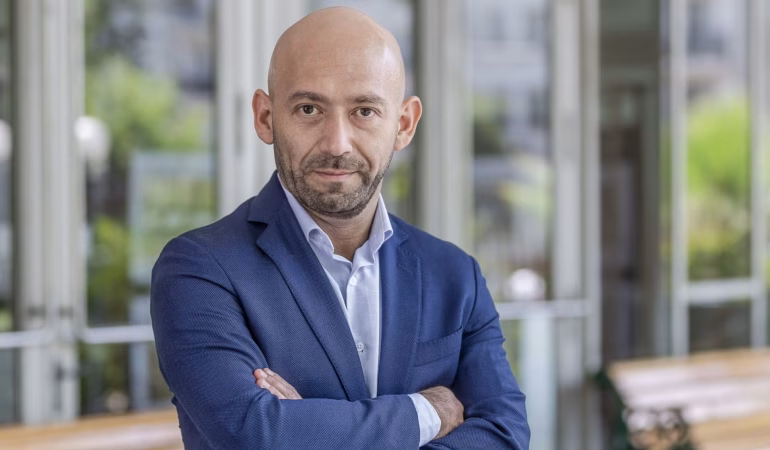 Profesor de la Universidad Finis Terrae es acusado de realizar biopsias a estudiantes sin ser médico