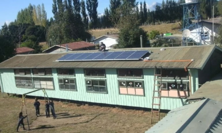 La Escuela Rural Blanchard de Quellón lleva dos semanas cerrada luego de que un apoderado amenazara de muerte a su única profesora. El SLEP Chiloé investiga el caso y busca restablecer las clases.