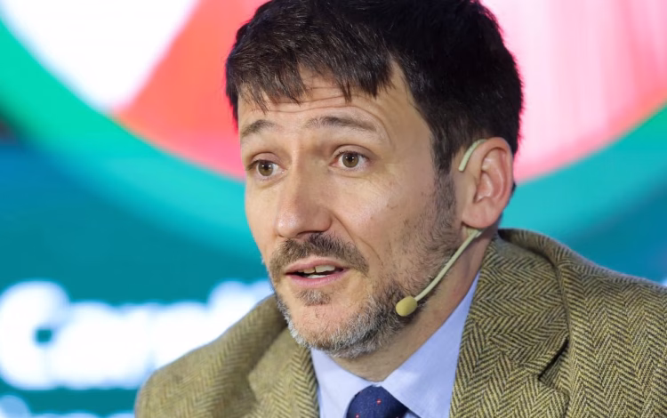 El exministro Diego Pardow tiene hasta hoy para presentar su defensa ante la acusación constitucional. La Cámara podría votar el libelo el sábado, aunque el paro de pilotos y las elecciones del domingo complican la agenda.