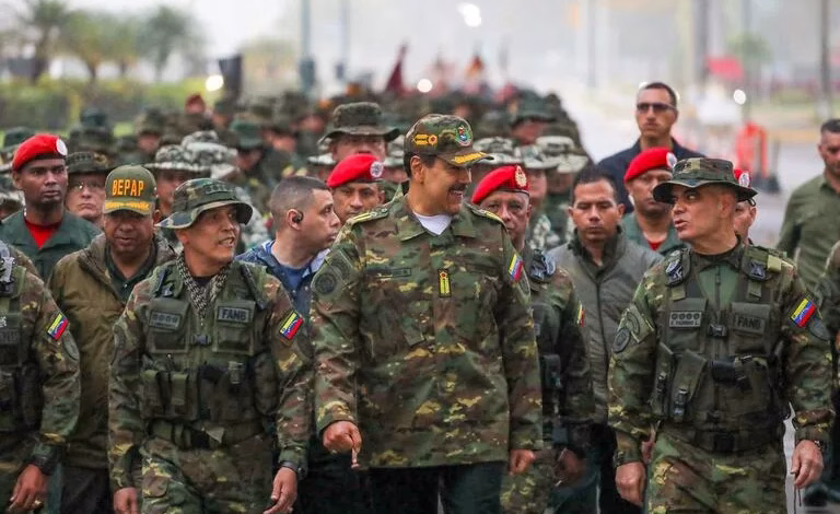 Nicolás Maduro llamó a una “vigilia permanente” en seis estados del oriente venezolano tras el anuncio de ejercicios militares de Estados Unidos en Trinidad y Tobago, aumentando la tensión con Washington. El régimen denuncia amenazas mientras crece la presencia militar estadounidense en el Caribe.