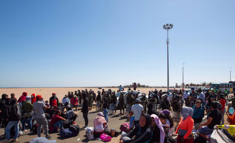 El Gobierno de Chile informó que no hay variaciones en los flujos migratorios en la frontera norte, pese al aumento de vigilancia militar en Perú. Autoridades destacaron la baja en la migración irregular, el despliegue de las Fuerzas Armadas y la preparación para eventuales escenarios.