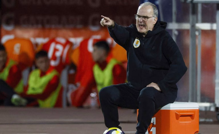 Marcelo Bielsa recordó una incómoda anécdota vivida en Chile para rechazar la solicitud de la prensa uruguaya de acceder a los entrenamientos. El técnico explicó por qué no abrirá las prácticas.