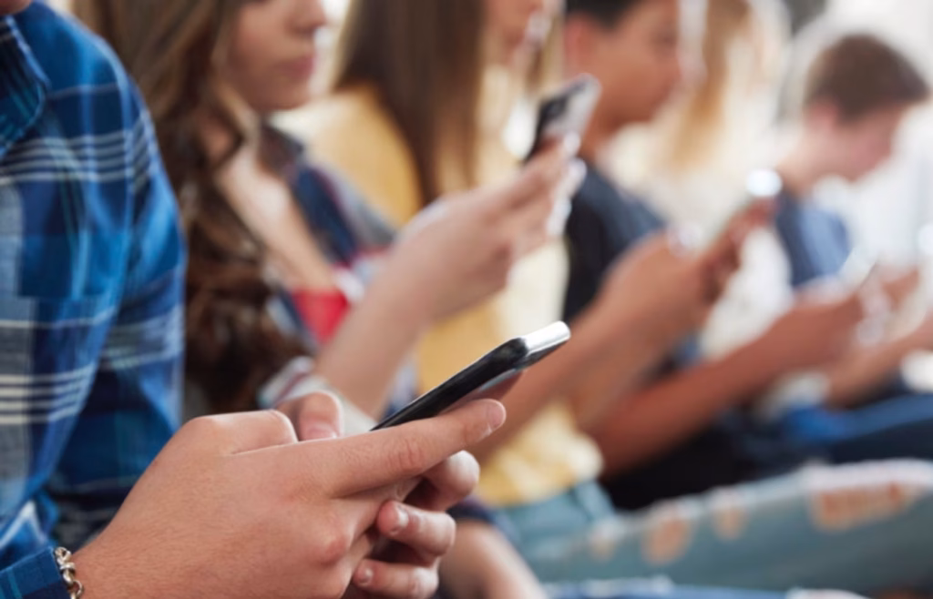 Por qué revisar el celular tantas veces al día afecta tu atención y memoria, según especialistas