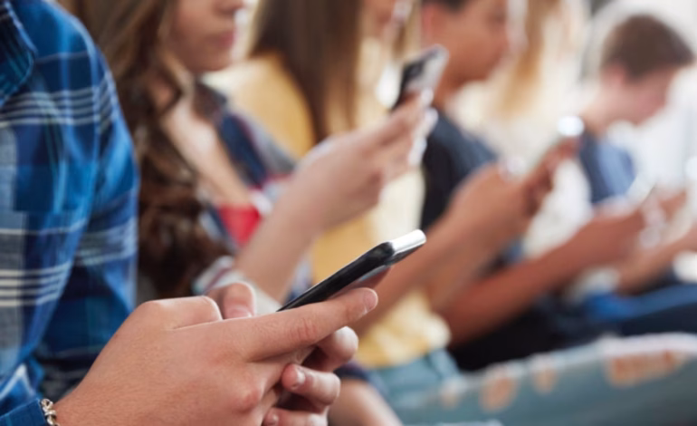 Por qué revisar el celular tantas veces al día afecta tu atención y memoria, según especialistas