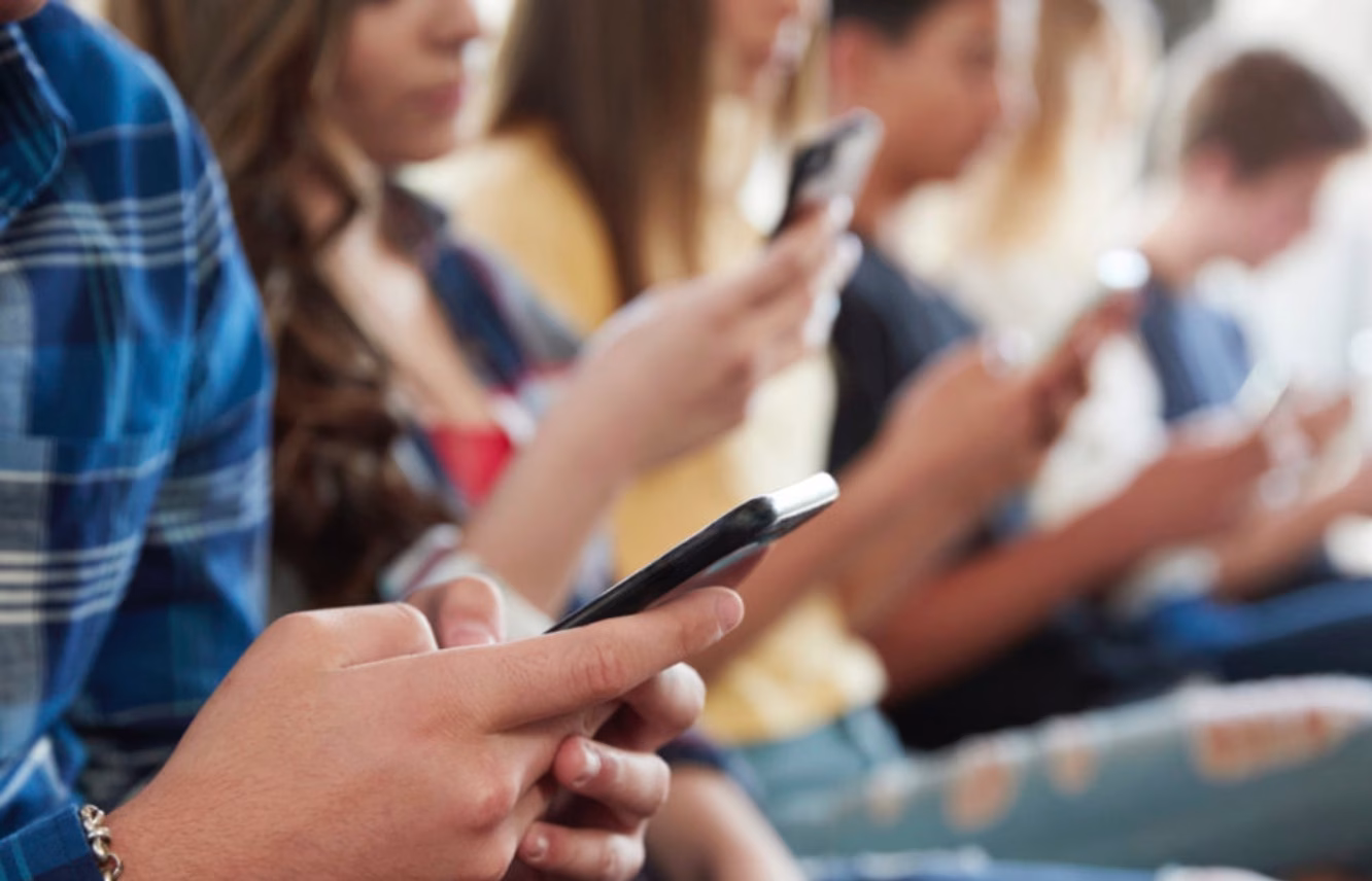 Por qué revisar el celular tantas veces al día afecta tu atención y memoria, según especialistas