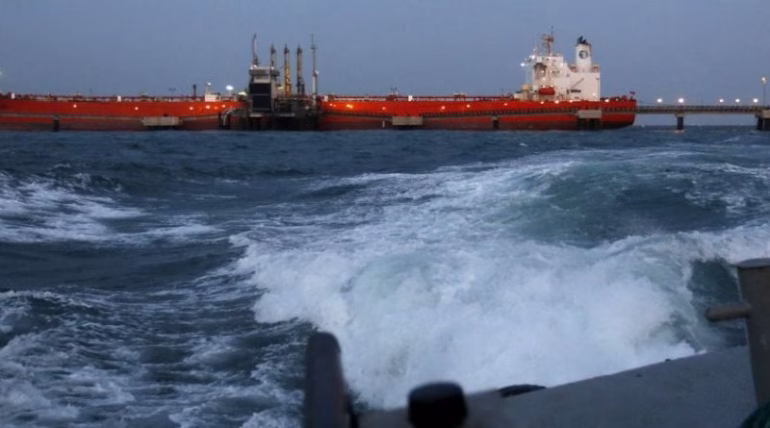 Un informe revela cómo petroleros que apagan sus sistemas de identificación permiten la exportación clandestina de crudo venezolano pese a sanciones y controles navales.