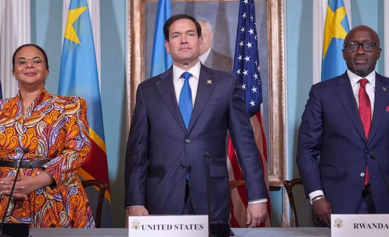 Estados Unidos anunció un acuerdo de paz entre Ruanda y la República Democrática del Congo, aunque la violencia persiste en Kivu del Sur y Kivu del Norte. Trump destacó que el pacto abrirá acceso a minerales estratégicos, mientras los líderes africanos mantienen cautela ante el avance del M23.