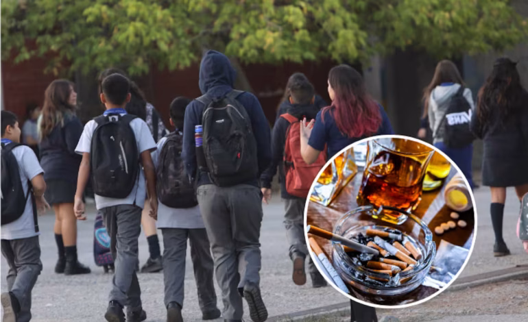 El Senda reveló que el consumo mensual de alcohol alcanzó su nivel más bajo en 30 años, mientras crece el uso de tranquilizantes sin receta. El estudio también muestra disminuciones en marihuana y tabaco, y cambios en la percepción de riesgo entre la población chilena.