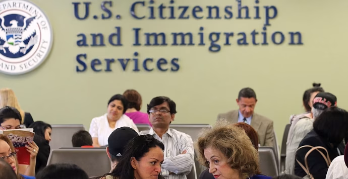 EE.UU. suspende solicitudes de inmigración de 19 países considerados de alto riesgo