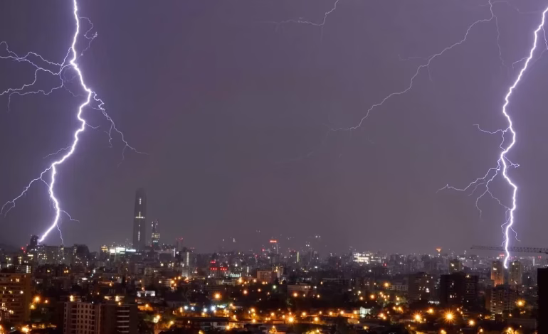 Tormentas eléctricas y lluvia en Santiago: cuándo llegarían las precipitaciones a la Región Metropolitana