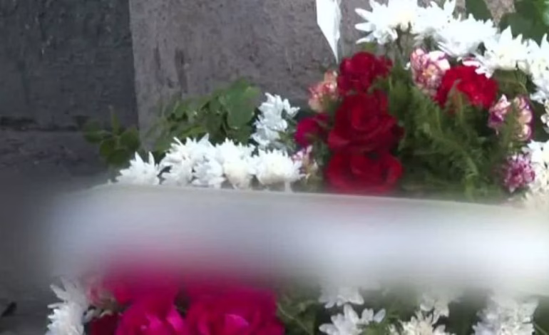 Gendarmería investiga la aparición de dos coronas de flores en la entrada del CDP Santiago Sur, hecho considerado una posible amenaza asociada a internos de alta peligrosidad.