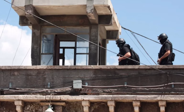 Gendarmería denunció a un funcionario por agredir a tres trabajadoras en la cárcel de San Felipe. El caso quedó a cargo del Ministerio Público para investigar amenazas y lesiones.