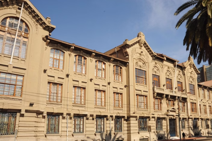 Amenaza de ataque en la PUCV revive preocupación por la red 764, un grupo extremista activo en varios países que ha enviado correos con amenazas de masacre a universidades de Latinoamérica y Europa.