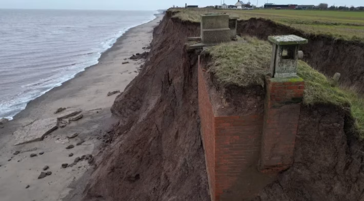 Un búnker de la Guerra Fría al borde del colapso, la erosión costera amenaza con tragárselo en Inglaterra