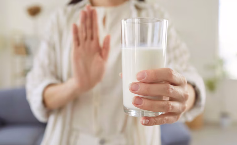 ¿La leche es realmente indispensable, los lácteos bajos en grasa son mejores y la leche cruda es más saludable? Expertos en nutrición aclaran cinco mitos comunes sobre el consumo de leche, basados en evidencia científica reciente.