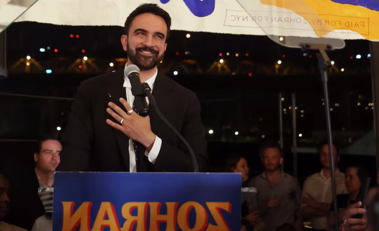 Zohran Mamdani juró como alcalde de Nueva York usando ejemplares del Corán y destacó el rol del transporte público como eje de su gestión.