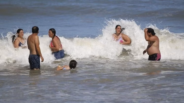 Por qué el mar en Chile es tan frío incluso en días de calor extremo