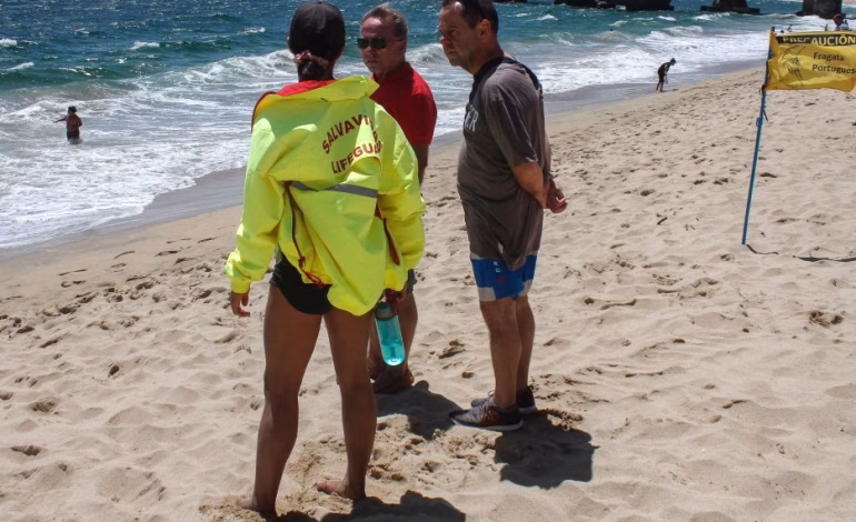 Prohíben el baño en playas del litoral central por presencia de fragata portuguesa