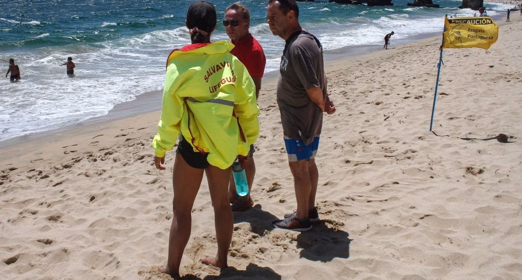 Prohíben el baño en playas del litoral central por presencia de fragata portuguesa