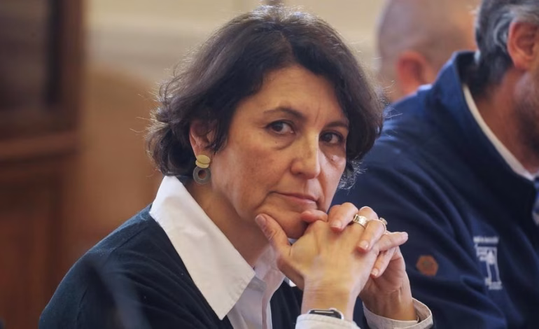 Aguilera afirma que no influyó en protocolos por la cirugía de su madre y crece la presión política