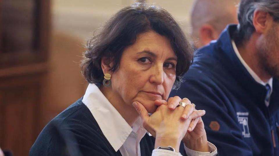 Aguilera afirma que no influyó en protocolos por la cirugía de su madre y crece la presión política
