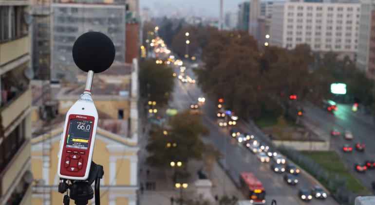 Buses eléctricos reducen en un 64 por ciento la contaminación acústica en la Alameda de Santiago, consolidando avances en electromovilidad y calidad de vida urbana.