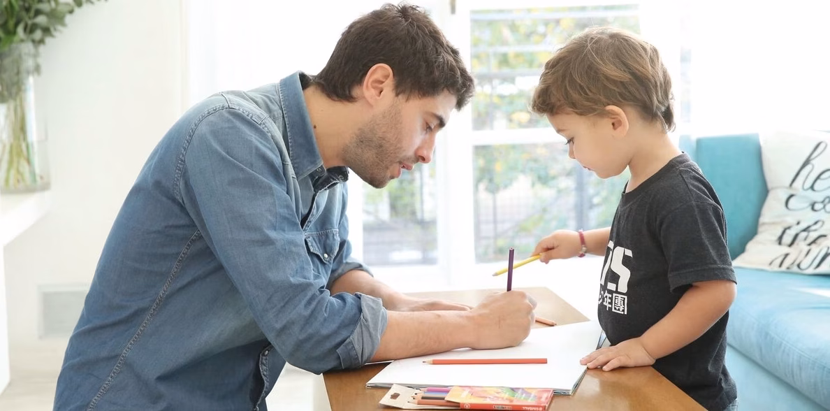 Un estudio revela cómo la relación temprana con el padre influye en la salud futura de los hijos