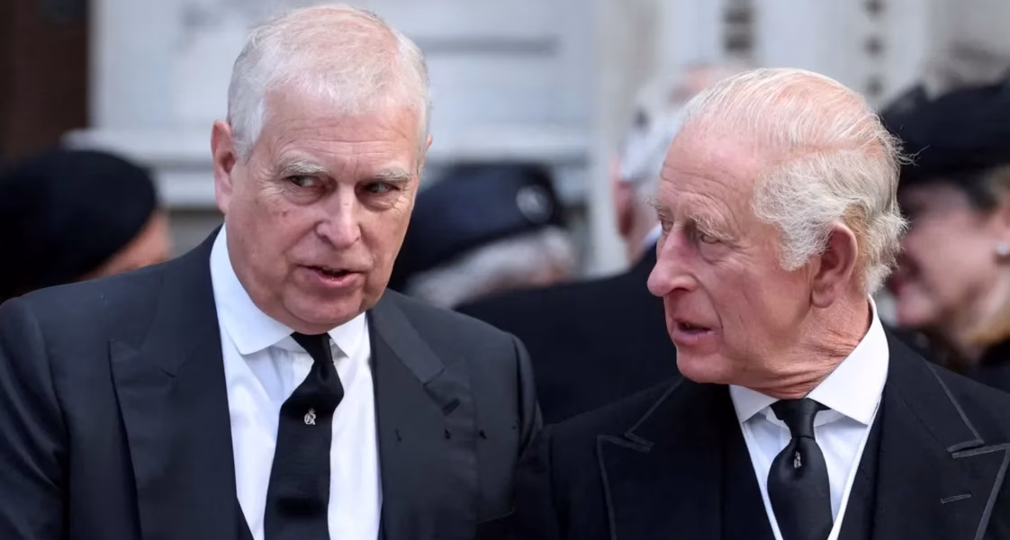 Rey Carlos ofrece cooperación total a la policía por nuevas revelaciones que vinculan al príncipe Andrés con Jeffrey Epstein